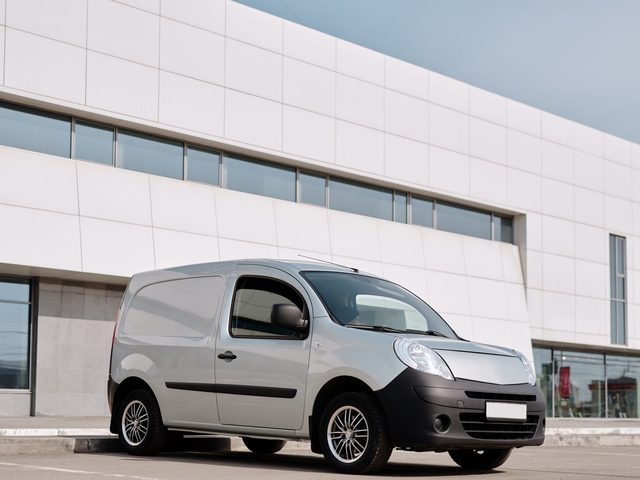 Nissan — ілюстрація процесу обшивки фургона