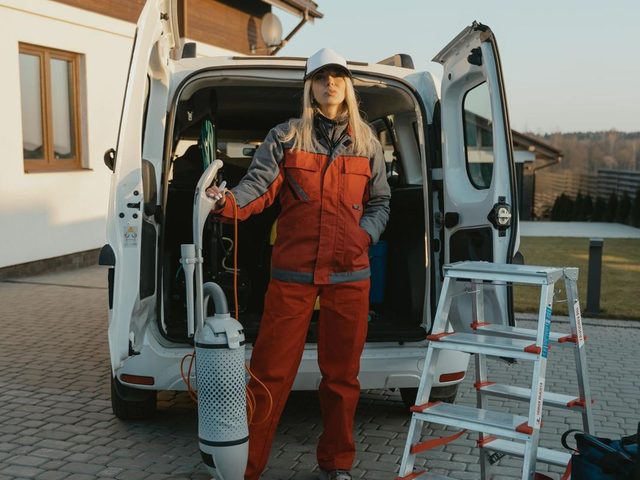 Renault — ілюстрація процесу обшивки фургона